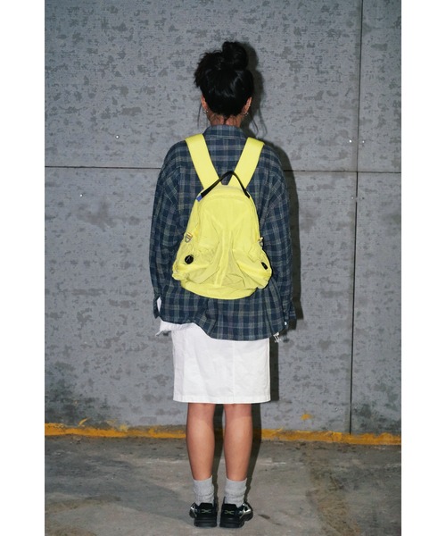 OFFWINTER(オフウィンター)の「【OFFWINTER】軽撥水ソリッド素材 ロケットバックパック / リュック M PC収納可 13インチ(スペースシリーズ)(バックパック/リュック・メンズ・ブラック/ダークグリーン/レッド/カーキ/イエロー/ブルー/グリーン/ライトパープル/バーガンディー/ロイヤルブルー/オレンジ・MEDIUM)」の16枚目の写真