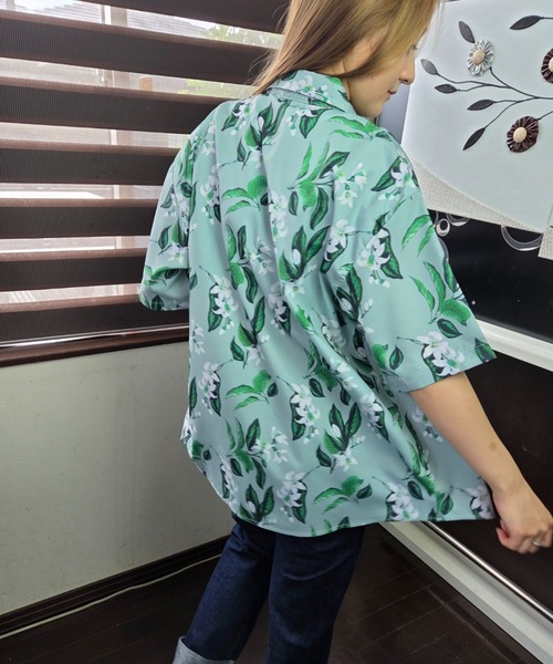 Loco Ocean(ロコオーシャン)の「トロピカルボタニカル オープンカラービッグシャツ / ハワイアンルーズアロハシャツ(シャツ/ブラウス・レディース・グリーン/ホワイト・FREE)」の3枚目の写真