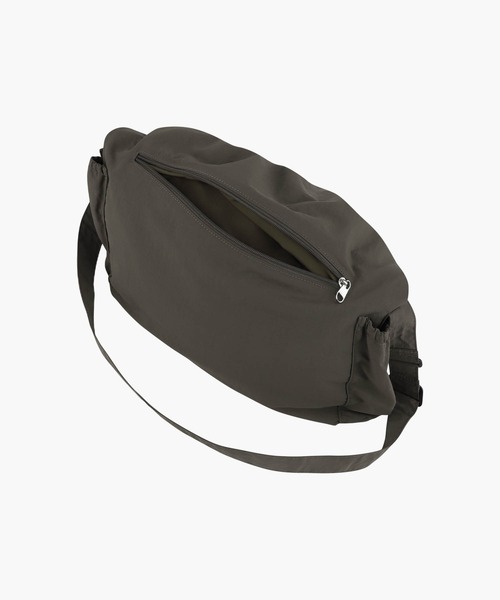 MARITHE + FRANCOIS GIRBAUD(マリテフランソワジルボー)の「CLASSIC LOGO STRING NYLON CROSS BAG(ショルダーバッグ・レディース・ブラック/カーキ・フリー)」の4枚目の写真