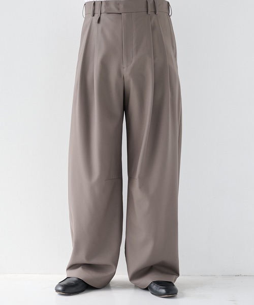 STUDIOUS（ステュディオス）の「【STUDIOUS】2Tuck Curve Slacks（スラックス・メンズ・ブラック/ストライプ/グレイッシュベージュ・1/2/3）」の3枚目の写真