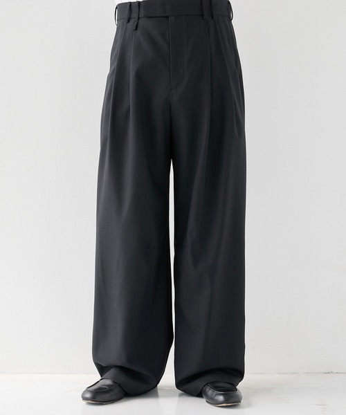 STUDIOUS（ステュディオス）の「【STUDIOUS】2Tuck Curve Slacks（スラックス・メンズ・ブラック/ストライプ/グレイッシュベージュ・1/2/3）」の2枚目の写真