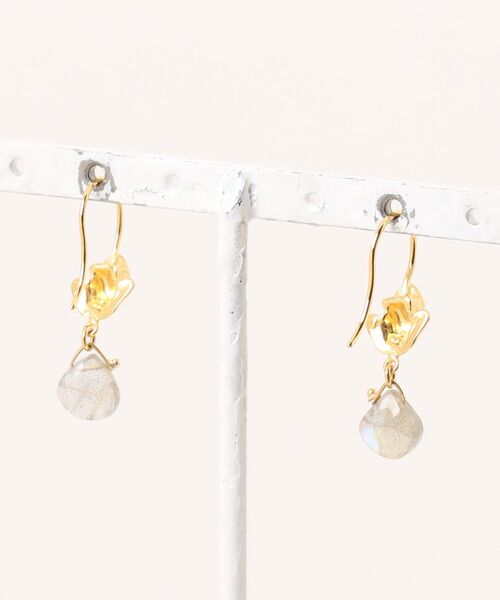 A.en（エイエン ）の「【CHAN LUU】FROG DROP EARRINGS LABRADORITE（ピアス（両耳用）・レディース・グリーン系その他・ONE SIZE）」の2枚目の写真