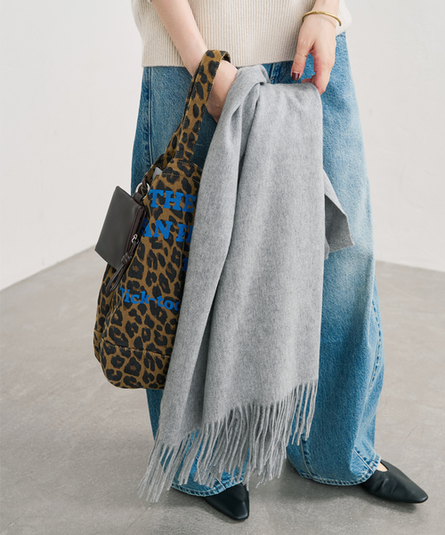 Spick & Span(スピックアンドスパン)の「《新色有り / 追加》Spick & Span カシミヤストール(マフラー・レディース・ベージュ/ブラウン/グレー・FREE)」の4枚目の写真