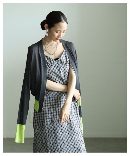 Sawa a la mode(サワアラモード)の「接触冷感配色リブシアーニットブルゾン(カーディガン/ボレロ・レディース・チャコールグレー/ブラック/グレイッシュベージュ・FREE)」の17枚目の写真