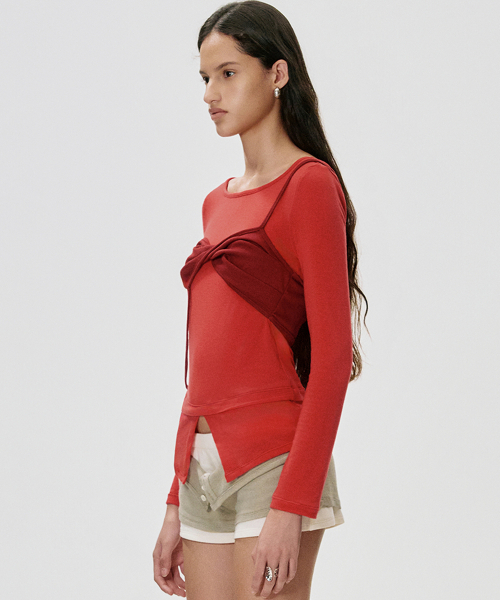 KIMZISU(キムジス)の「Twisted Bra Layer T-shirt_RED(Tシャツ/カットソー・レディース・レッド・SMALL/MEDIUM)」の2枚目の写真