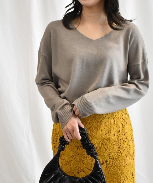 RANAN（ラナン）の「深Ｖネックカシミヤタッチニット（ニット/セーター・レディース・ダークブルー/ブラック/グレー/オフホワイト/ピンク/ローズ/キャメル/グリーン/マスタード/ピンク系その他/エメラルド/ラベンダー/レッド/ブルー/レッド系その他/サンドグレー/ホワイト系その他/ネイビー・M/L/LL/3L）」の5枚目の写真