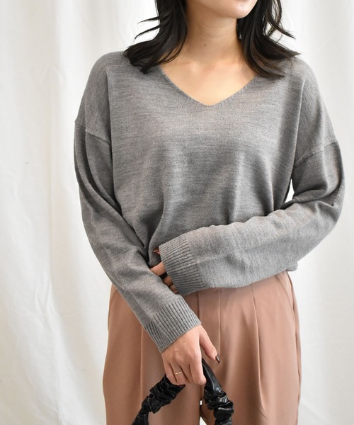 RANAN（ラナン）の「深Ｖネックカシミヤタッチニット（ニット/セーター・レディース・ダークブルー/ブラック/グレー/オフホワイト/ピンク/ローズ/キャメル/グリーン/マスタード/ピンク系その他/エメラルド/ラベンダー/レッド/ブルー/レッド系その他/サンドグレー/ホワイト系その他/ネイビー・M/L/LL/3L）」の4枚目の写真