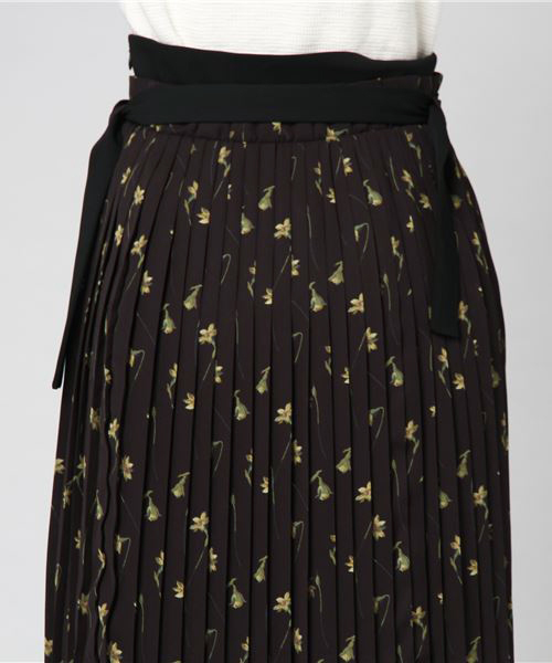 CLANE(クラネ)の「SIDE PLEATS BELT SK(スカート・レディース・ブラック/レッド・2/0/1)」の9枚目の写真