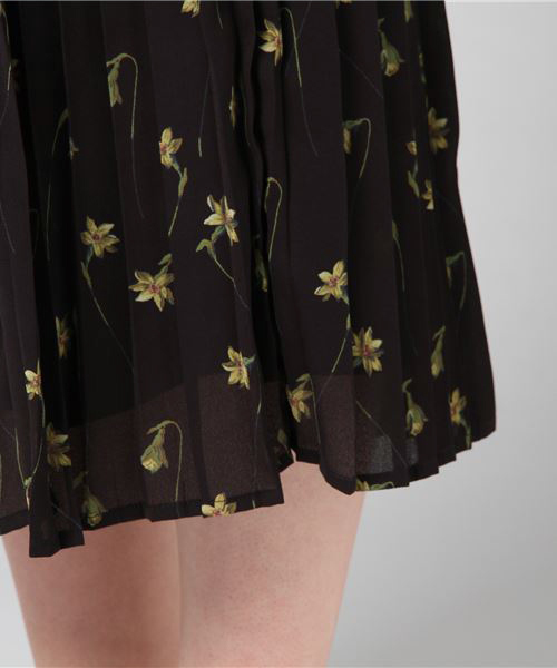 CLANE(クラネ)の「SIDE PLEATS BELT SK(スカート・レディース・ブラック/レッド・2/0/1)」の6枚目の写真