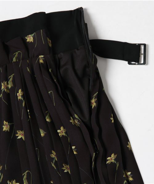 CLANE(クラネ)の「SIDE PLEATS BELT SK(スカート・レディース・ブラック/レッド・2/0/1)」の3枚目の写真