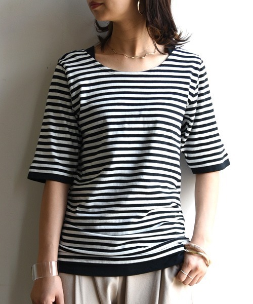 and it_(アンドイット)の「フェイクレイヤードくしゅくしゅシャーリング5分袖カットソー(Tシャツ/カットソー・レディース・ホワイト/ロイヤルブルー/ブラック×ホワイト/ブラック/パープル/チャコールグレー/ブラック×グレー/マスタード/杢グレー/グレー系その他/グリーン/クリーム/グレイッシュベージュ/カーキ/ネイビー/ダークオレンジ/ブルーグリーン/ワイン/イエロー/モカ/ミント/ブラック系その他2/ラベンダー/ベージュ/テラコッタ/ブラウン・L/M/XL/XXL/LL)」の4枚目の写真