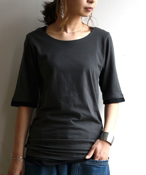 and it_(アンドイット)の「フェイクレイヤードくしゅくしゅシャーリング5分袖カットソー(Tシャツ/カットソー・レディース・ホワイト/ロイヤルブルー/ブラック×ホワイト/ブラック/パープル/チャコールグレー/ブラック×グレー/マスタード/杢グレー/グレー系その他/グリーン/クリーム/グレイッシュベージュ/カーキ/ネイビー/ダークオレンジ/ブルーグリーン/ワイン/イエロー/モカ/ミント/ブラック系その他2/ラベンダー/ベージュ/テラコッタ/ブラウン・L/M/XL/XXL/LL)」の6枚目の写真