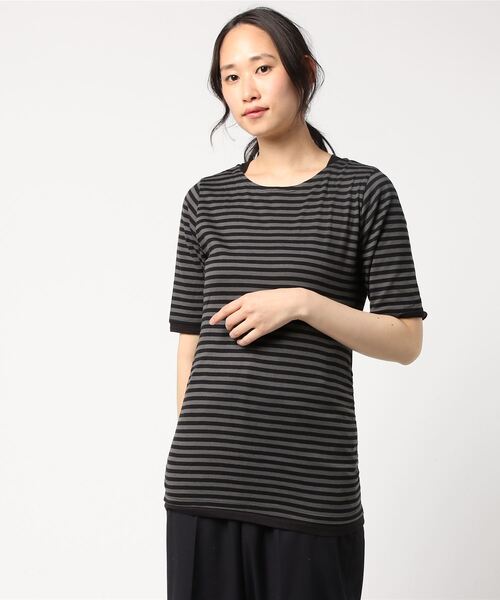 and it_(アンドイット)の「フェイクレイヤードくしゅくしゅシャーリング5分袖カットソー(Tシャツ/カットソー・レディース・ホワイト/ロイヤルブルー/ブラック×ホワイト/ブラック/パープル/チャコールグレー/ブラック×グレー/マスタード/杢グレー/グレー系その他/グリーン/クリーム/グレイッシュベージュ/カーキ/ネイビー/ダークオレンジ/ブルーグリーン/ワイン/イエロー/モカ/ミント/ブラック系その他2/ラベンダー/ベージュ/テラコッタ/ブラウン・L/M/XL/XXL/LL)」の3枚目の写真