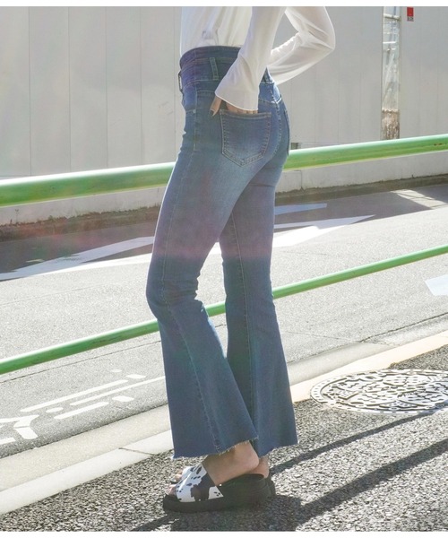 ANAP（アナップ）の「ハイウエストストレッチデニムフレアパンツ（デニムパンツ・レディース・ブラック/ブルー/スミクロ/ライトブルー・S/M/L）」の9枚目の写真