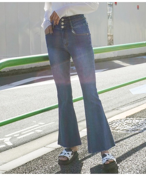 ANAP（アナップ）の「ハイウエストストレッチデニムフレアパンツ（デニムパンツ・レディース・ブラック/ブルー/スミクロ/ライトブルー・S/M/L）」の18枚目の写真