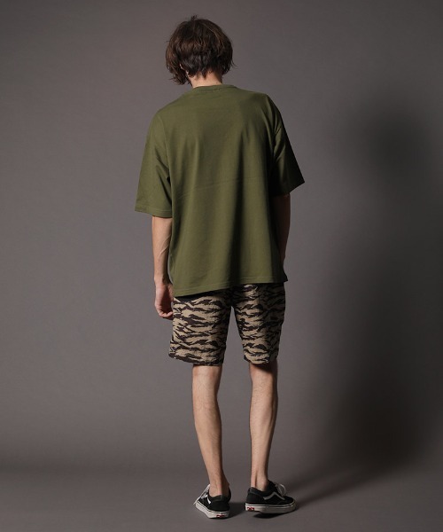 STUD MUFFIN（スタッドマフィン）の「mt6860-5.6OZコットン天竺 ラバーPT&サガラワッペン　ビックシルエット Tシャツ（Tシャツ/カットソー・メンズ・カーキ/ホワイト/ブラック・4/3/2）」の17枚目の写真