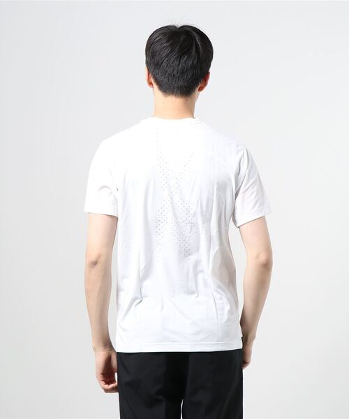 Reebok（リーボック）の「ユナイテッド バイ フィットネス パーフォレーテッド Tシャツ [United By Fitness Perforated Tee]（Tシャツ/カットソー・メンズ・ブラック/ホワイト/ネイビー/レモンイエロー・SMALL/MEDIUM/LARGE/X-LARGE/XX-LARGE/X-SMALL/XXX-LARGE）」の9枚目の写真