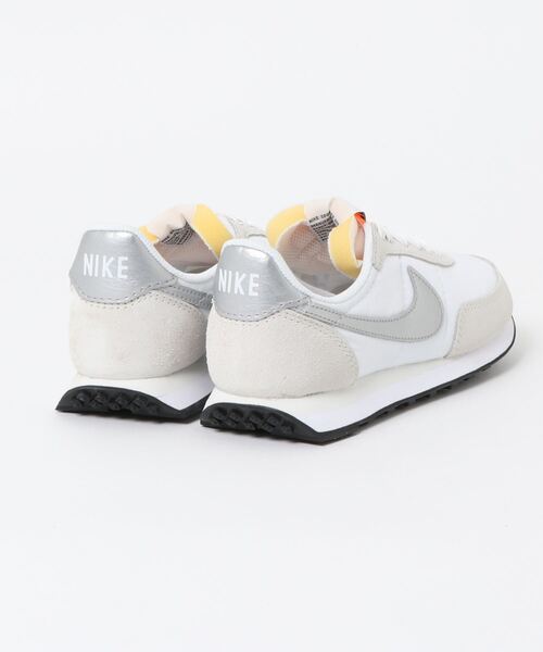 NIKE（ナイキ）の「【NIKE】WAFFLE TRAINER 2（スニーカー・レディース・シルバー・22.5cm/23cm/23.5cm/24cm/24.5cm/25cm/25.5cm/26cm/26.5cm/27cm/27.5cm/28cm/28.5cm）」の3枚目の写真