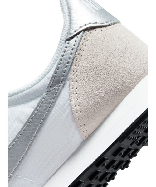 NIKE（ナイキ）の「【NIKE】WAFFLE TRAINER 2（スニーカー・レディース・シルバー・22.5cm/23cm/23.5cm/24cm/24.5cm/25cm/25.5cm/26cm/26.5cm/27cm/27.5cm/28cm/28.5cm）」の9枚目の写真