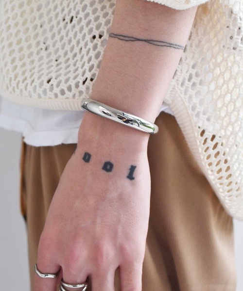 LHME（エルエイチエムイー）の「【WEB限定】 "COTEN"ナローバングル/サージカルステンレス（金属アレルギー対応）【LHME / エルエイチエムイー】（バングル/リストバンド・レディース・シルバー・S/M）」の7枚目の写真