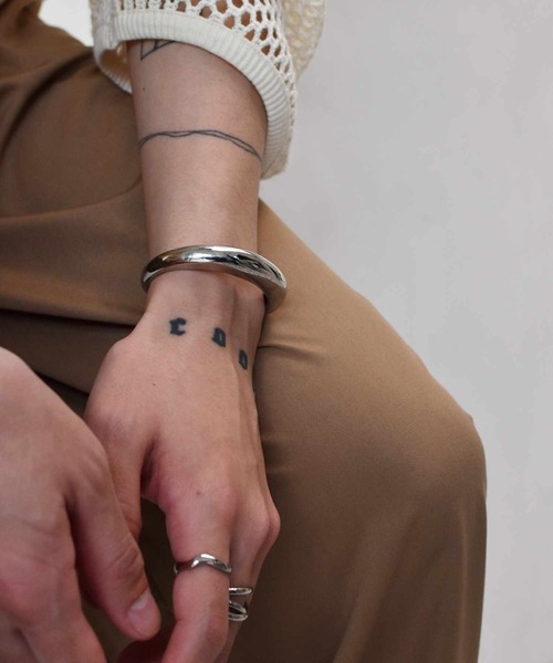 LHME（エルエイチエムイー）の「【WEB限定】 "COTEN"ナローバングル/サージカルステンレス（金属アレルギー対応）【LHME / エルエイチエムイー】（バングル/リストバンド・レディース・シルバー・S/M）」の8枚目の写真