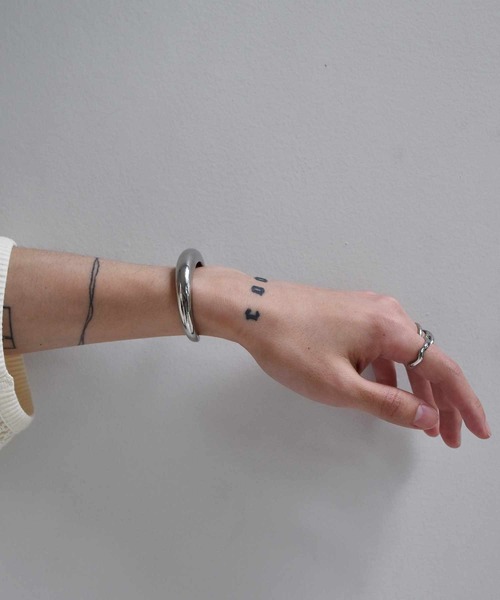 LHME（エルエイチエムイー）の「【WEB限定】 "COTEN"ナローバングル/サージカルステンレス（金属アレルギー対応）【LHME / エルエイチエムイー】（バングル/リストバンド・レディース・シルバー・S/M）」の11枚目の写真