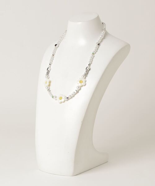 WEGO（ウィゴー）の「WEGO/フラワーインヤンパールネックレス（ネックレス・レディース・ブラック/オフホワイト・FREE）」の9枚目の写真