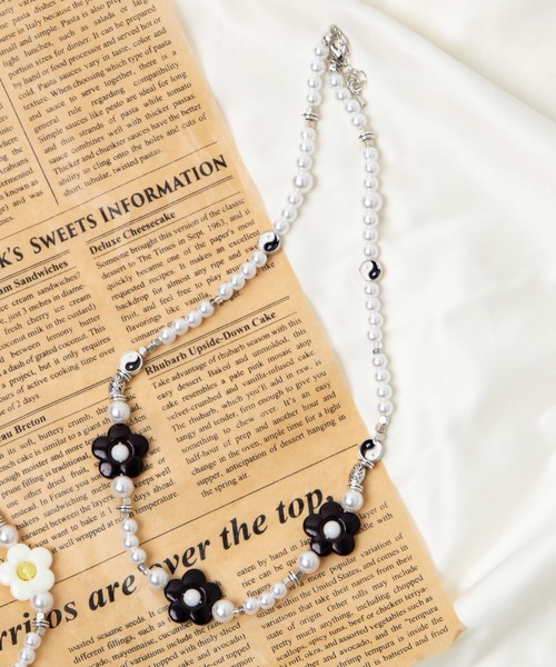 WEGO（ウィゴー）の「WEGO/フラワーインヤンパールネックレス（ネックレス・レディース・ブラック/オフホワイト・FREE）」の2枚目の写真