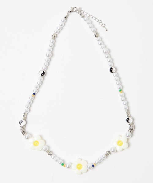 WEGO（ウィゴー）の「WEGO/フラワーインヤンパールネックレス（ネックレス・レディース・ブラック/オフホワイト・FREE）」の3枚目の写真