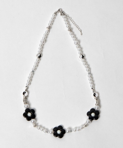 WEGO（ウィゴー）の「WEGO/フラワーインヤンパールネックレス（ネックレス・レディース・ブラック/オフホワイト・FREE）」の4枚目の写真