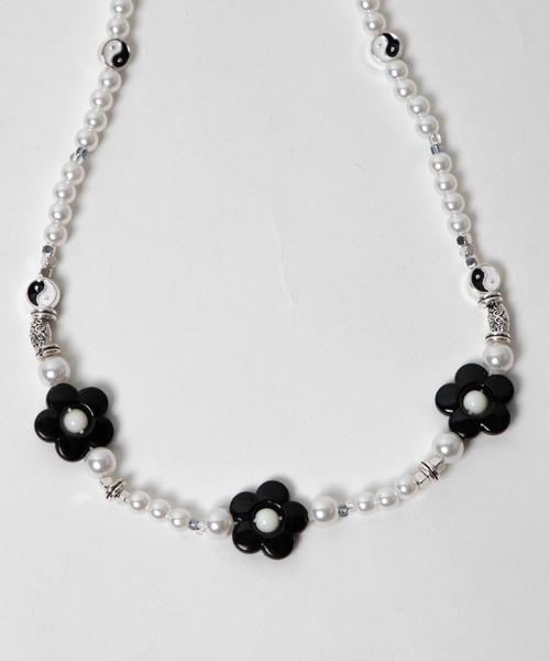 WEGO（ウィゴー）の「WEGO/フラワーインヤンパールネックレス（ネックレス・レディース・ブラック/オフホワイト・FREE）」の5枚目の写真