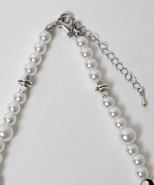 WEGO（ウィゴー）の「WEGO/フラワーインヤンパールネックレス（ネックレス・レディース・ブラック/オフホワイト・FREE）」の6枚目の写真