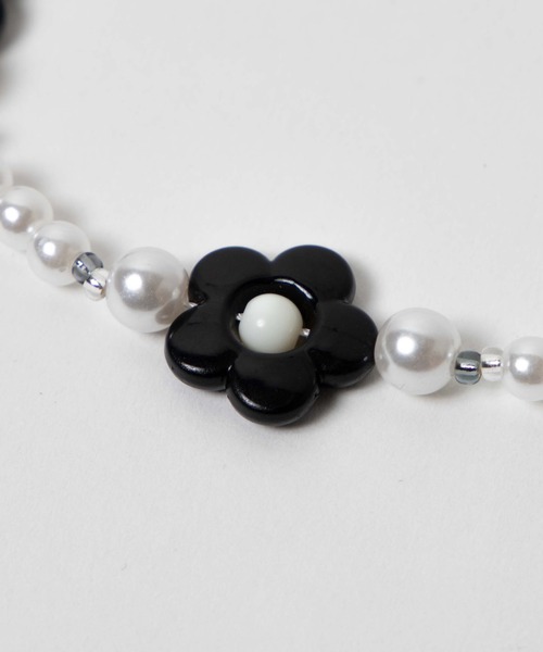 WEGO（ウィゴー）の「WEGO/フラワーインヤンパールネックレス（ネックレス・レディース・ブラック/オフホワイト・FREE）」の7枚目の写真