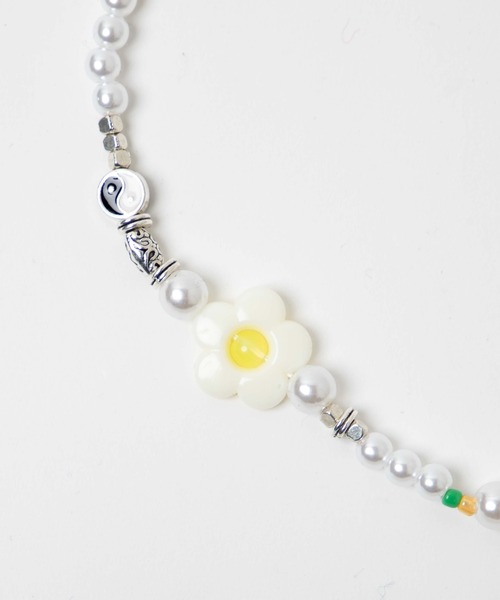 WEGO（ウィゴー）の「WEGO/フラワーインヤンパールネックレス（ネックレス・レディース・ブラック/オフホワイト・FREE）」の8枚目の写真