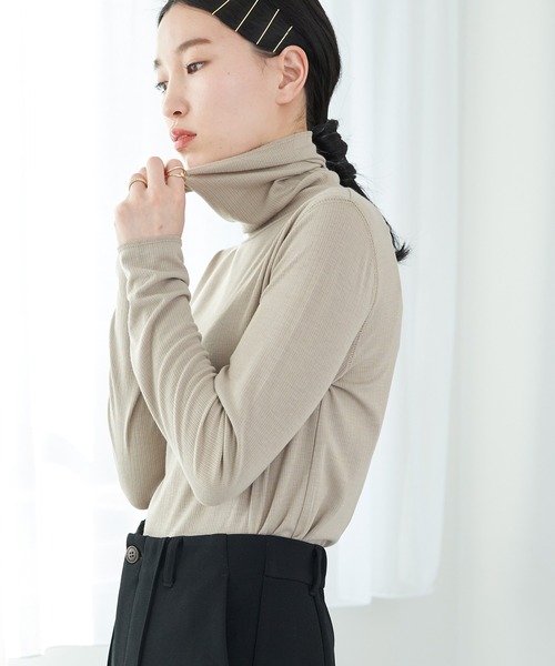 earth music&ecology(アースミュージックアンドエコロジー)の「タートルネックリブカットプルオーバー*(その他トップス・レディース・グレイッシュベージュ/オフホワイト/ブラック/ブルー・FREE)」の1枚目の写真