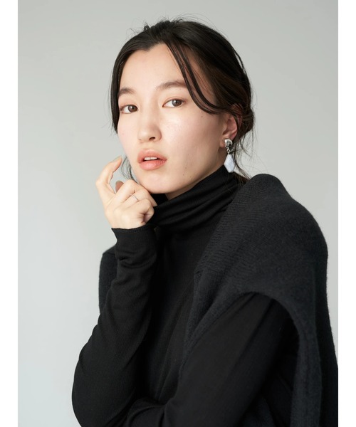 earth music&ecology(アースミュージックアンドエコロジー)の「タートルネックリブカットプルオーバー*(その他トップス・レディース・グレイッシュベージュ/オフホワイト/ブラック/ブルー・FREE)」の12枚目の写真