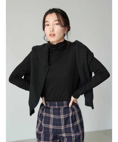 earth music&ecology(アースミュージックアンドエコロジー)の「タートルネックリブカットプルオーバー*(その他トップス・レディース・グレイッシュベージュ/オフホワイト/ブラック/ブルー・FREE)」の15枚目の写真