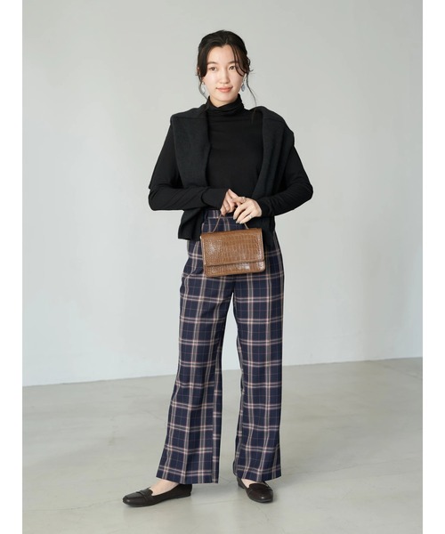 earth music&ecology(アースミュージックアンドエコロジー)の「タートルネックリブカットプルオーバー*(その他トップス・レディース・グレイッシュベージュ/オフホワイト/ブラック/ブルー・FREE)」の16枚目の写真