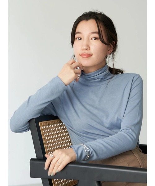 earth music&ecology(アースミュージックアンドエコロジー)の「タートルネックリブカットプルオーバー*(その他トップス・レディース・グレイッシュベージュ/オフホワイト/ブラック/ブルー・FREE)」の20枚目の写真