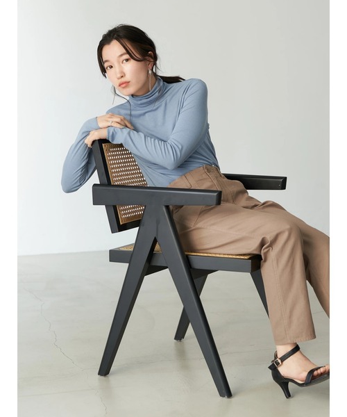 earth music&ecology(アースミュージックアンドエコロジー)の「タートルネックリブカットプルオーバー*(その他トップス・レディース・グレイッシュベージュ/オフホワイト/ブラック/ブルー・FREE)」の21枚目の写真