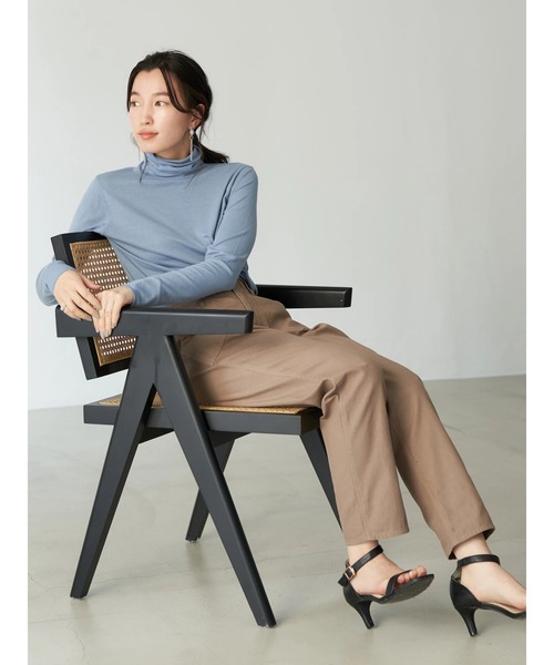 earth music&ecology(アースミュージックアンドエコロジー)の「タートルネックリブカットプルオーバー*(その他トップス・レディース・グレイッシュベージュ/オフホワイト/ブラック/ブルー・FREE)」の22枚目の写真