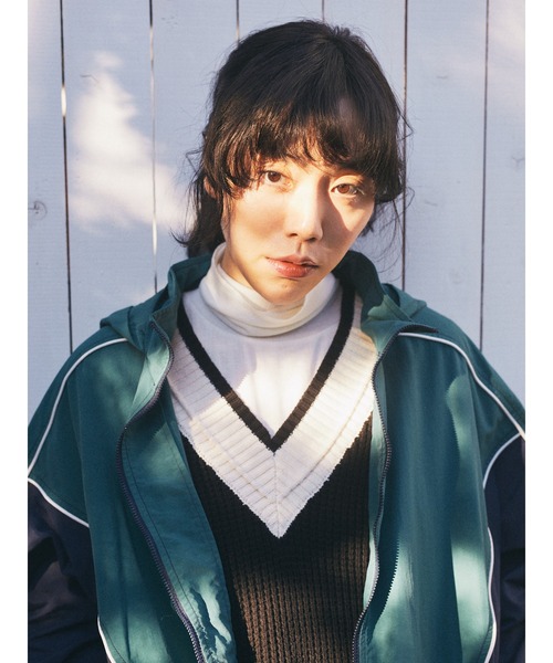 earth music&ecology(アースミュージックアンドエコロジー)の「タートルネックリブカットプルオーバー*(その他トップス・レディース・グレイッシュベージュ/オフホワイト/ブラック/ブルー・FREE)」の5枚目の写真