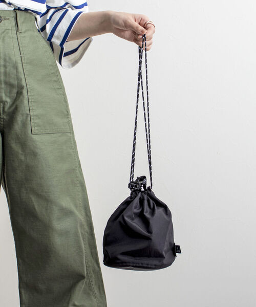 GLOSTER（グロスター）の「【GLOSTER/グロスター】コーデュラリップ 巾着ポーチ（ショルダーバッグ・メンズ・ブラック/ライトグレー・FREE）」の2枚目の写真