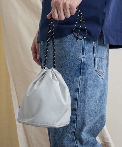 GLOSTER（グロスター）の「【GLOSTER/グロスター】コーデュラリップ 巾着ポーチ（ショルダーバッグ・メンズ・ブラック/ライトグレー・FREE）」の15枚目の写真