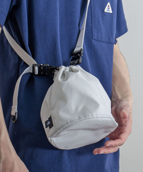 GLOSTER（グロスター）の「【GLOSTER/グロスター】コーデュラリップ 巾着ポーチ（ショルダーバッグ・メンズ・ブラック/ライトグレー・FREE）」の20枚目の写真