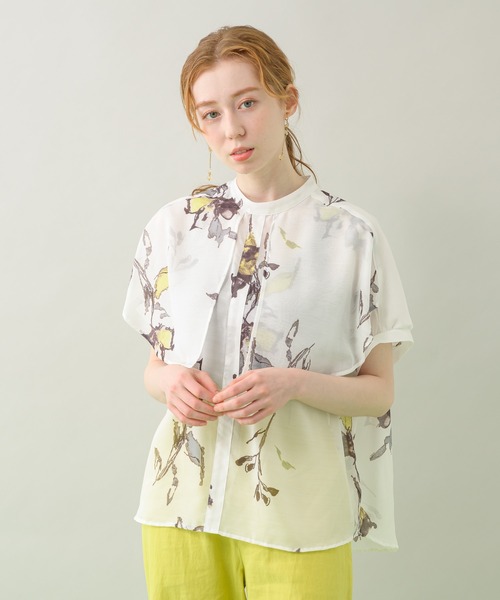 Paradise Picnic(パラダイスピクニック)の「TE VALT アートフラワープリントケープフリルブラウス(シャツ/ブラウス・レディース・ホワイト/ネイビー・FREE)」の1枚目の写真