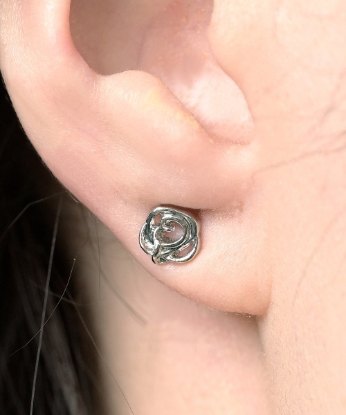 Fun & Daily（ファンアンドデイリー）の「ベリースモールローズピアス（ピアス（両耳用）・レディース・シルバー/ゴールド・FREE）」の2枚目の写真