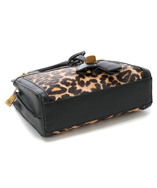 Guess（ゲス）の「KATEY Mini Satchel（ハンドバッグ・レディース・レオパード・ONE SIZE）」の14枚目の写真