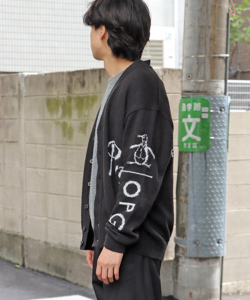 MUNSINGWEAR(マンシングウェア)の「Munsingwear/マンシングウェア BIGFITMessagecarddesign ニット Vネックカーディガン オーバーサイズ(カーディガン/ボレロ・メンズ・ブラック・XL/L/M)」の2枚目の写真