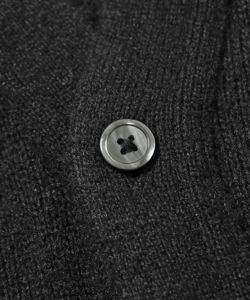 MUNSINGWEAR(マンシングウェア)の「Munsingwear/マンシングウェア BIGFITMessagecarddesign ニット Vネックカーディガン オーバーサイズ(カーディガン/ボレロ・メンズ・ブラック・XL/L/M)」の6枚目の写真
